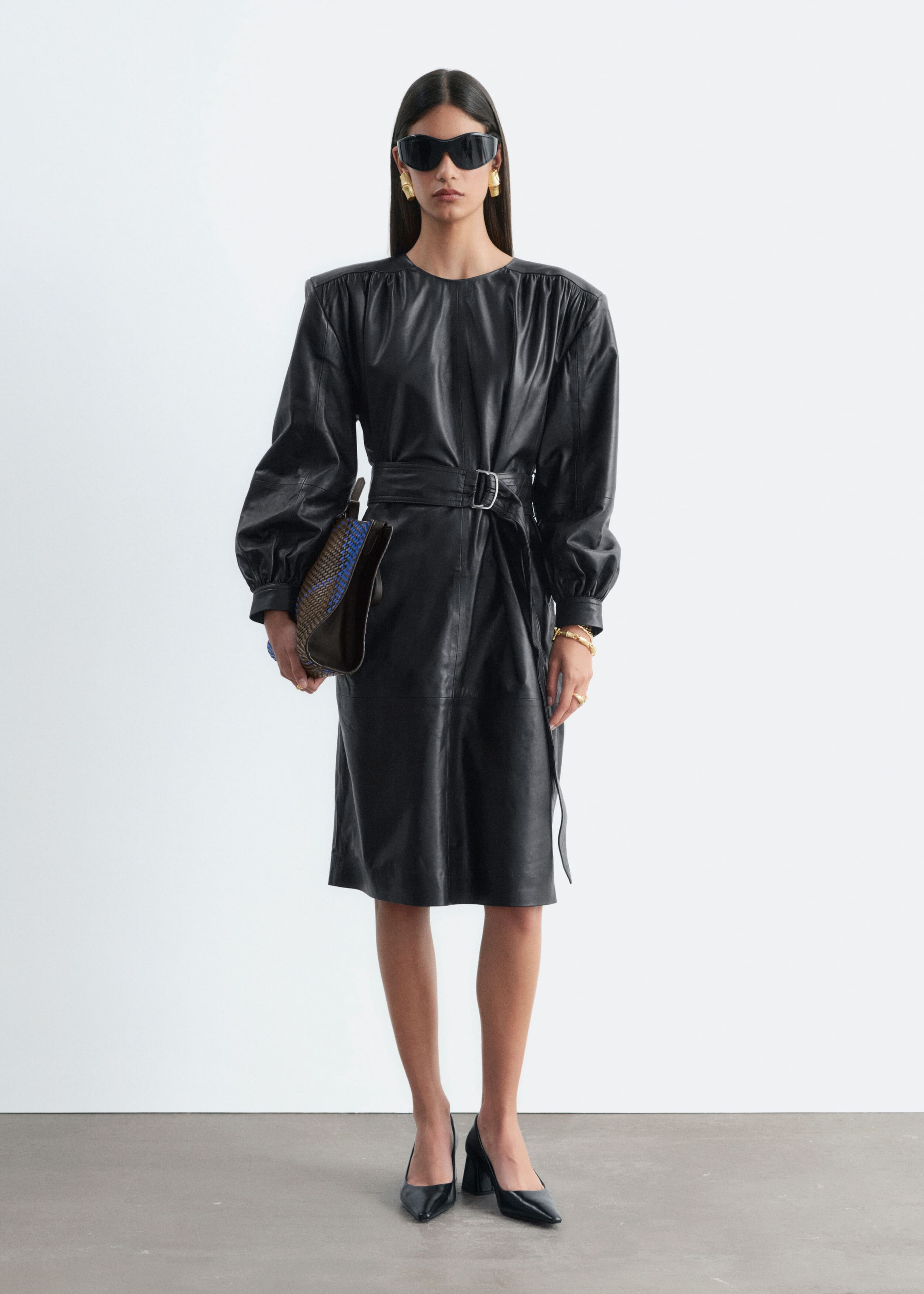 Kleid aus Leder mit Gürtel - Schwarz - Lookbook