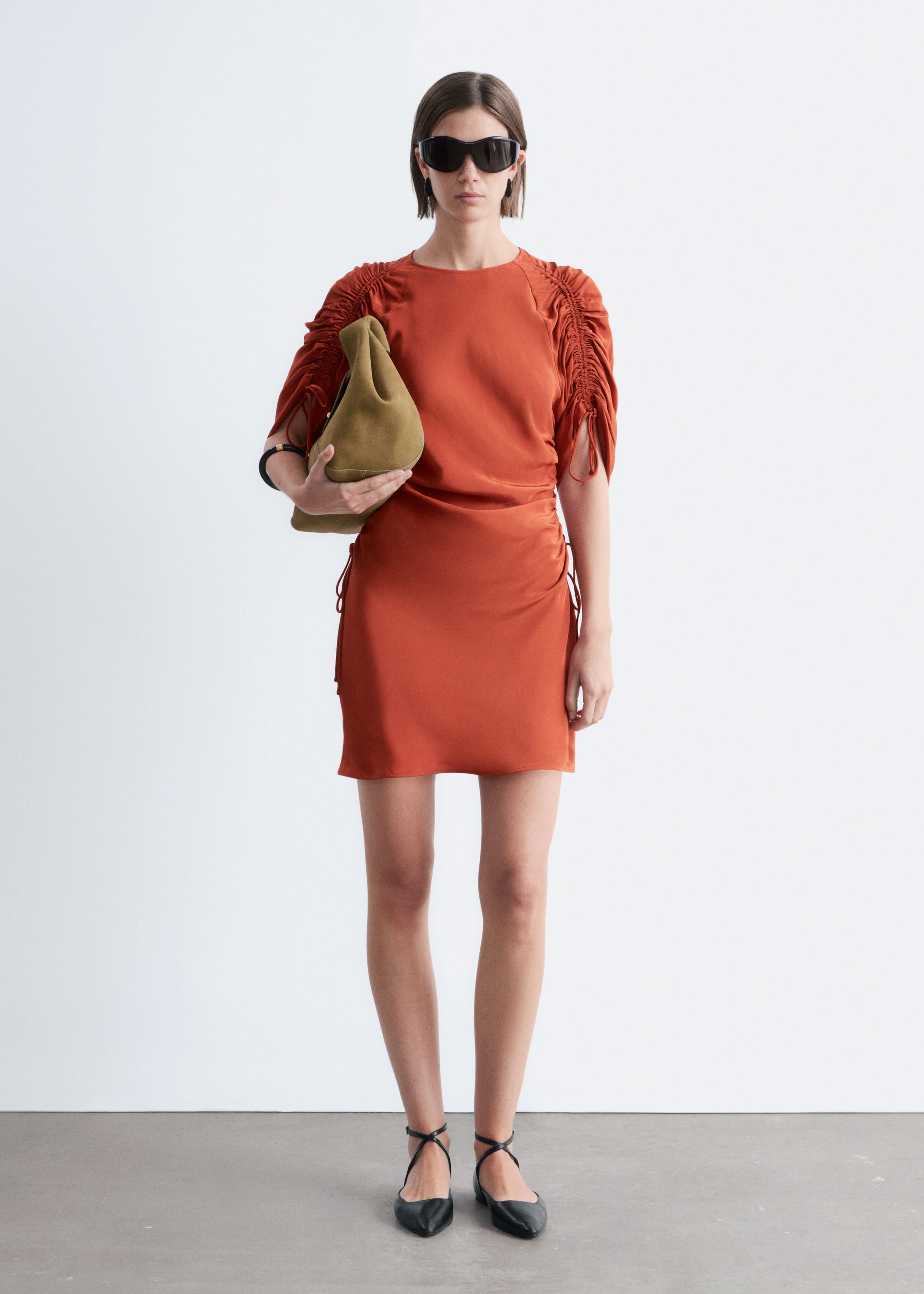 Image of Skulpturales Minikleid mit Raffungen