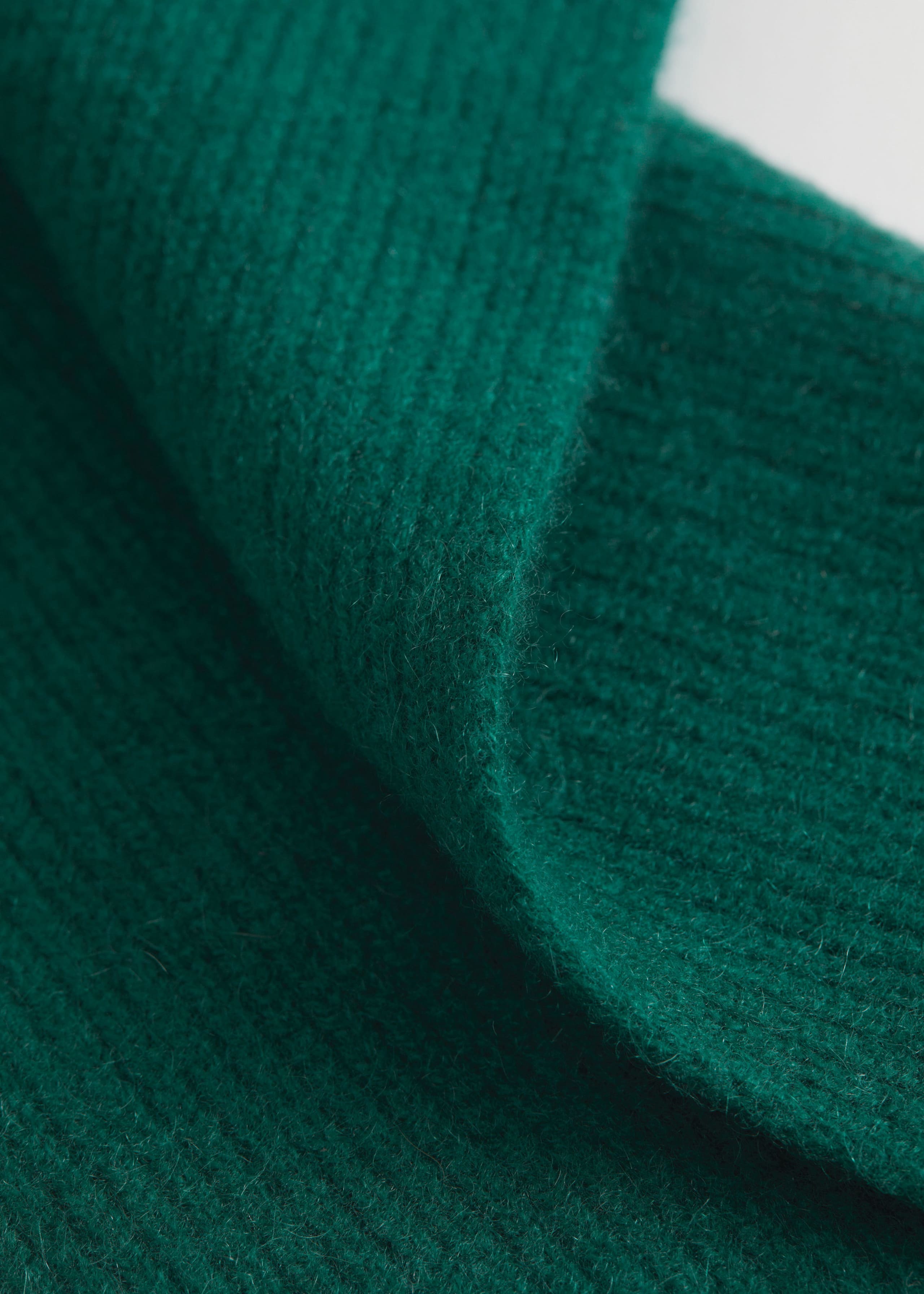 Cashmere Knit Scarf - {{variantName}} - Descriptive Detail