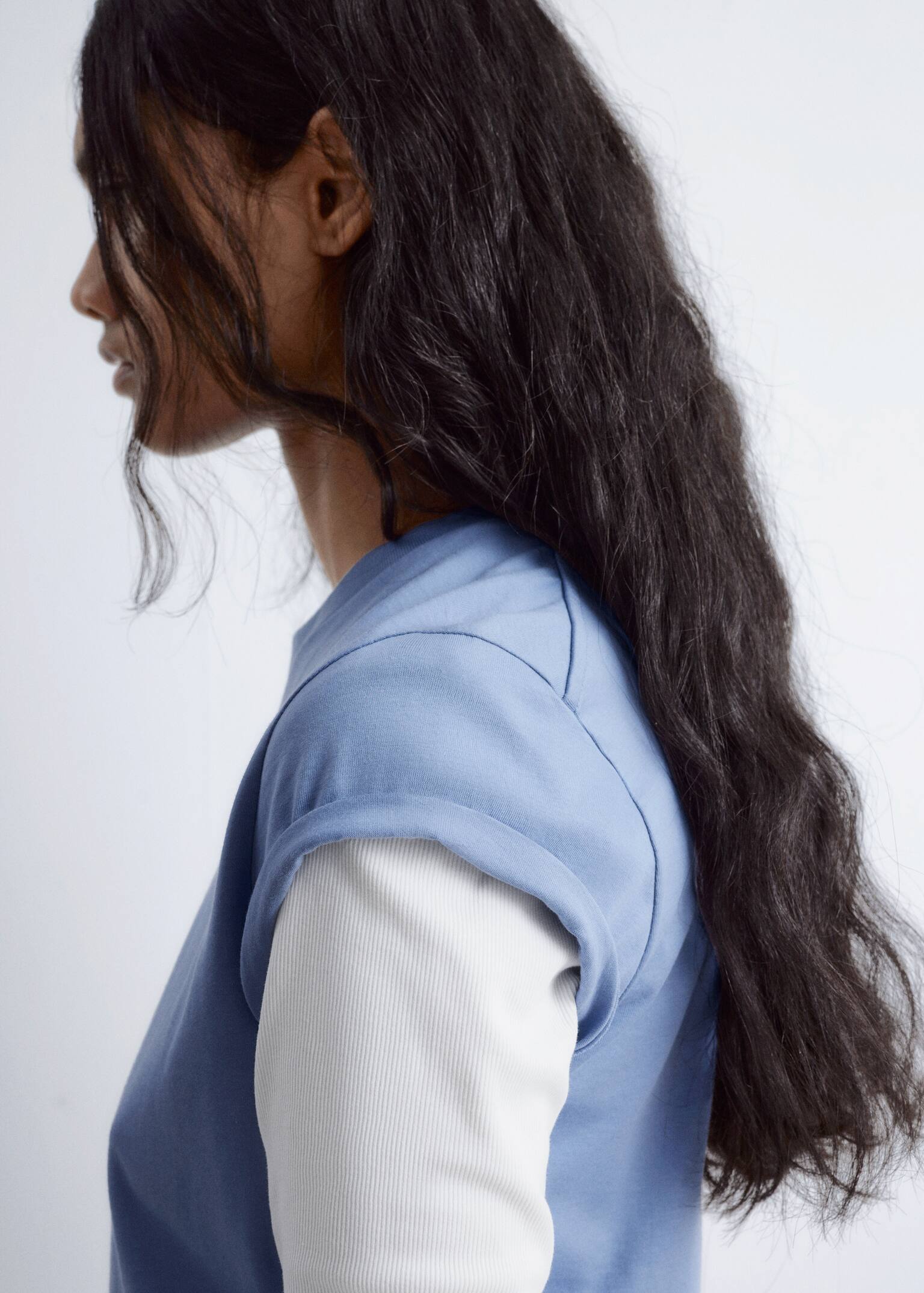 חולצת טי-שירט עם צווארון עגול - כחול אפרפר - 3