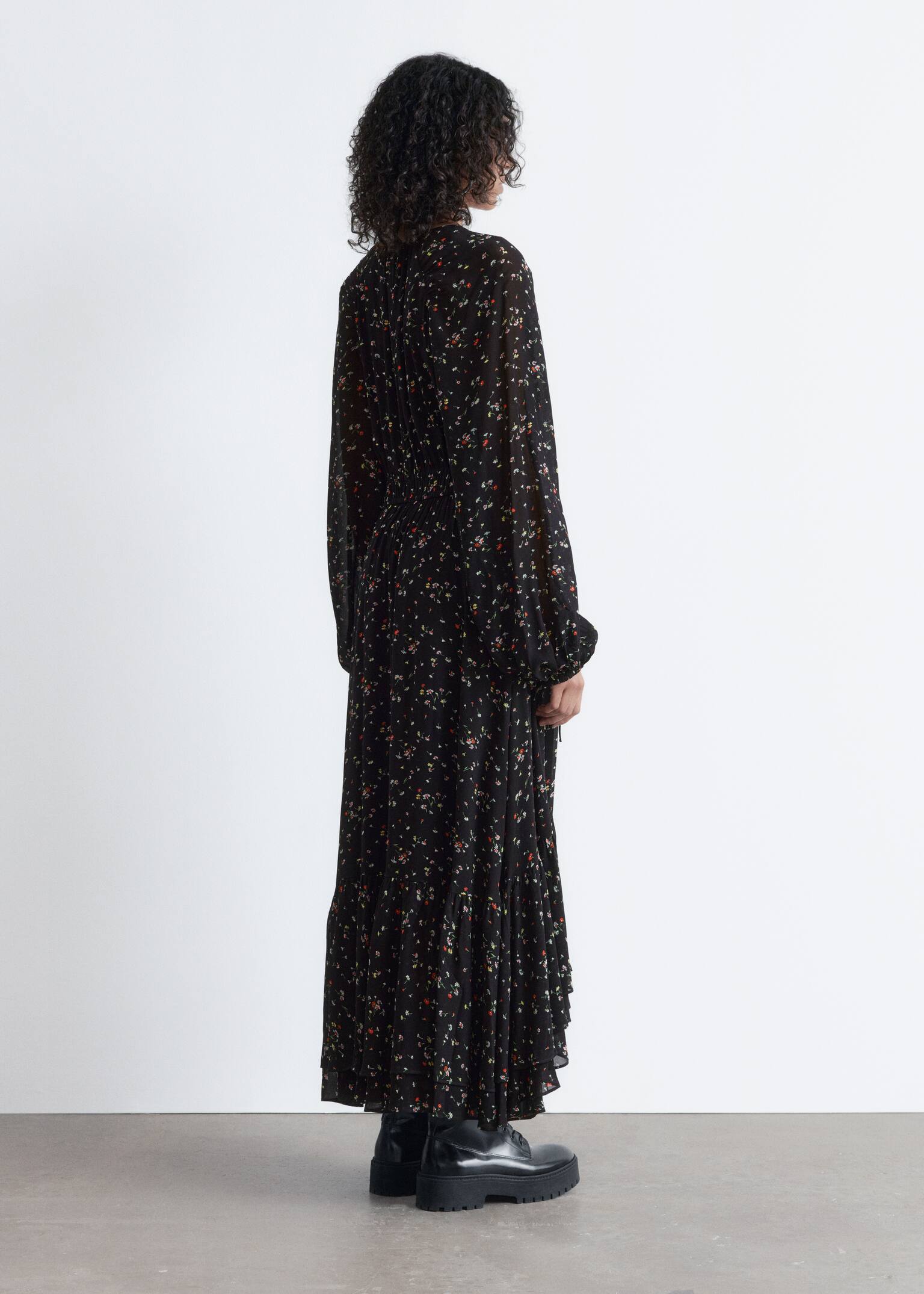 Maxi šaty s dlhými rukávmi a volánmi - Čierna/kvetinová - 7