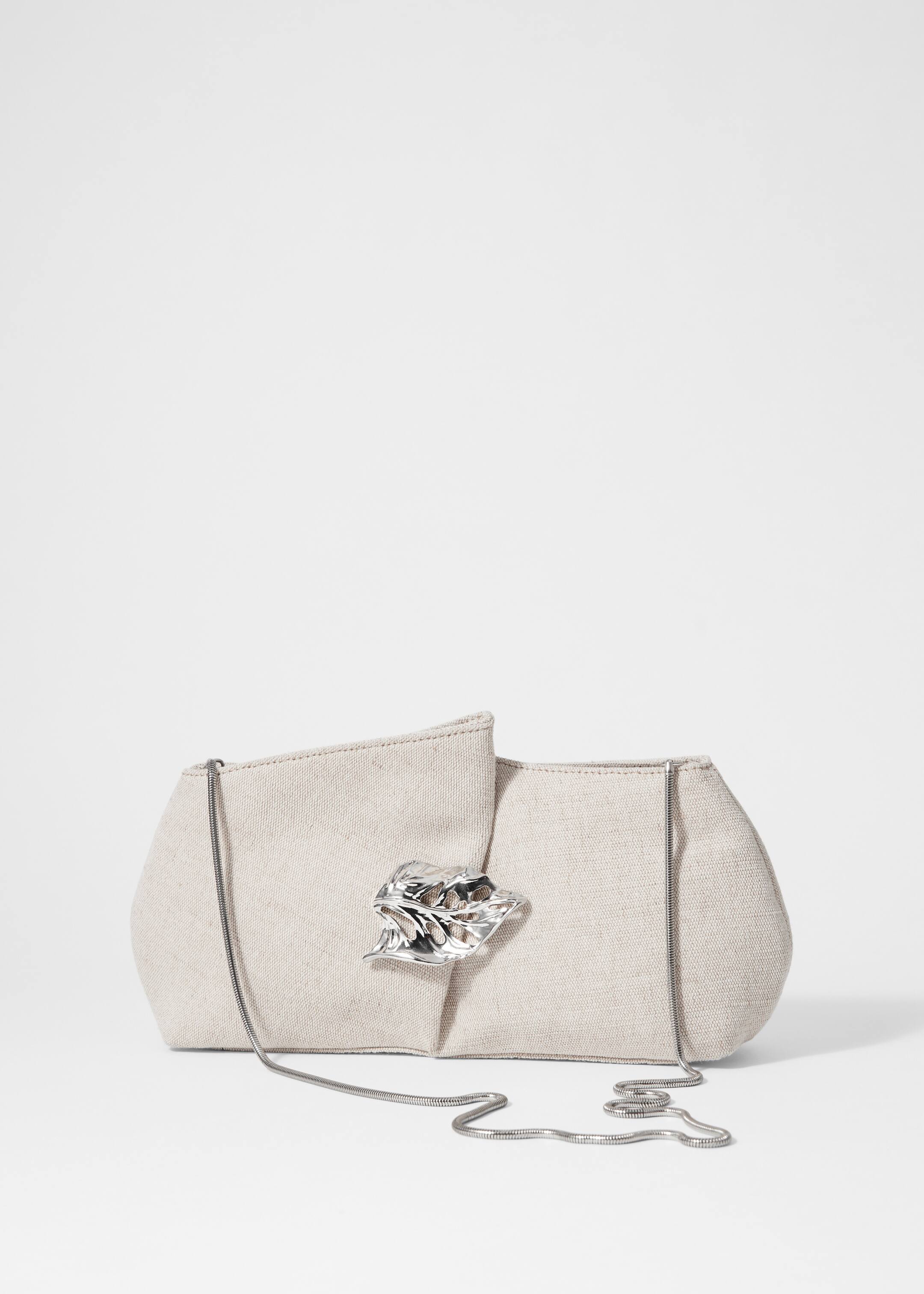 Visa större bild: Clutch i canvas med lövformad brosch - Ljusbeige - DAM | H&M SE 5