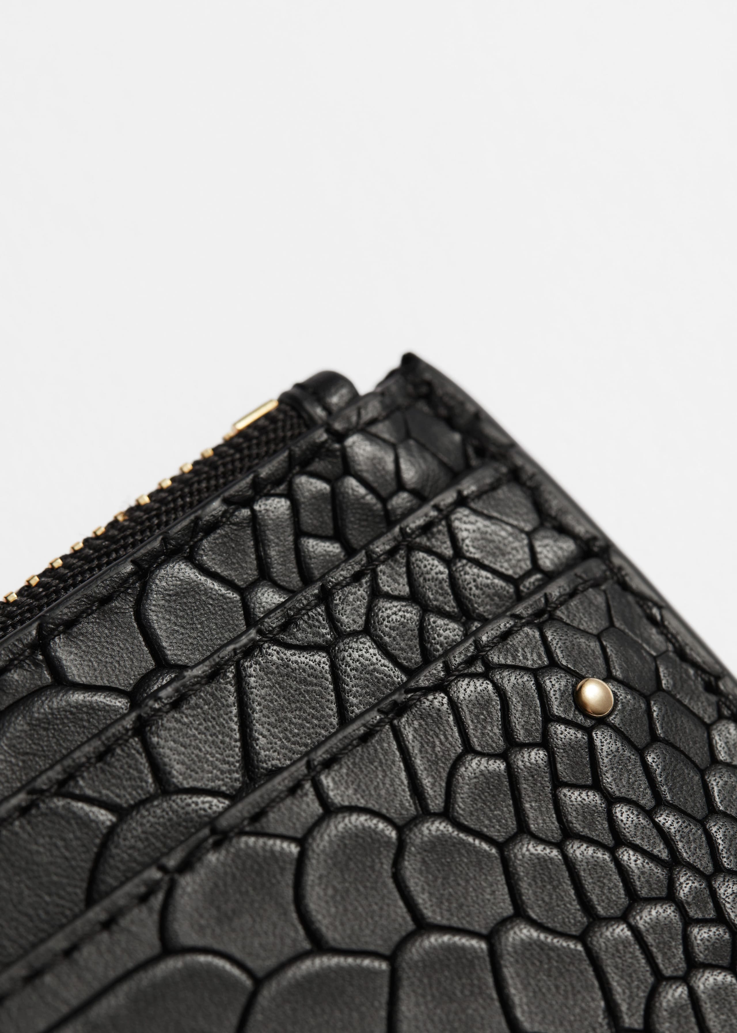 Classic Leather Cardholder - {{variantName}} - Descriptive Detail