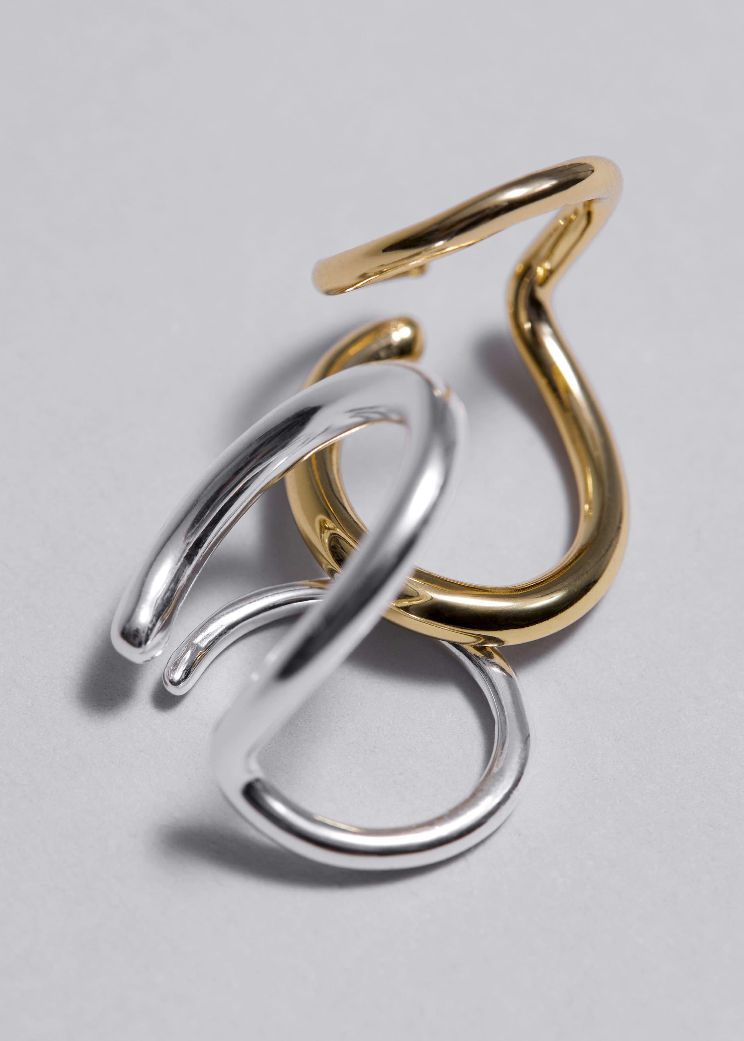 Podwójna nausznica w kształcie kółka – Srebrny – Martwa natura