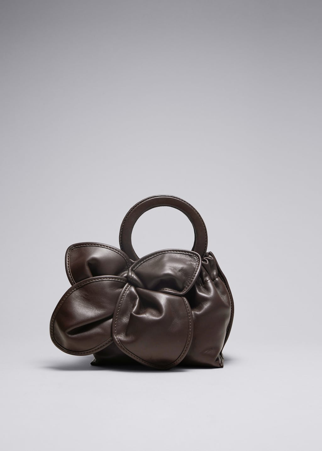Bolso de piel con flor