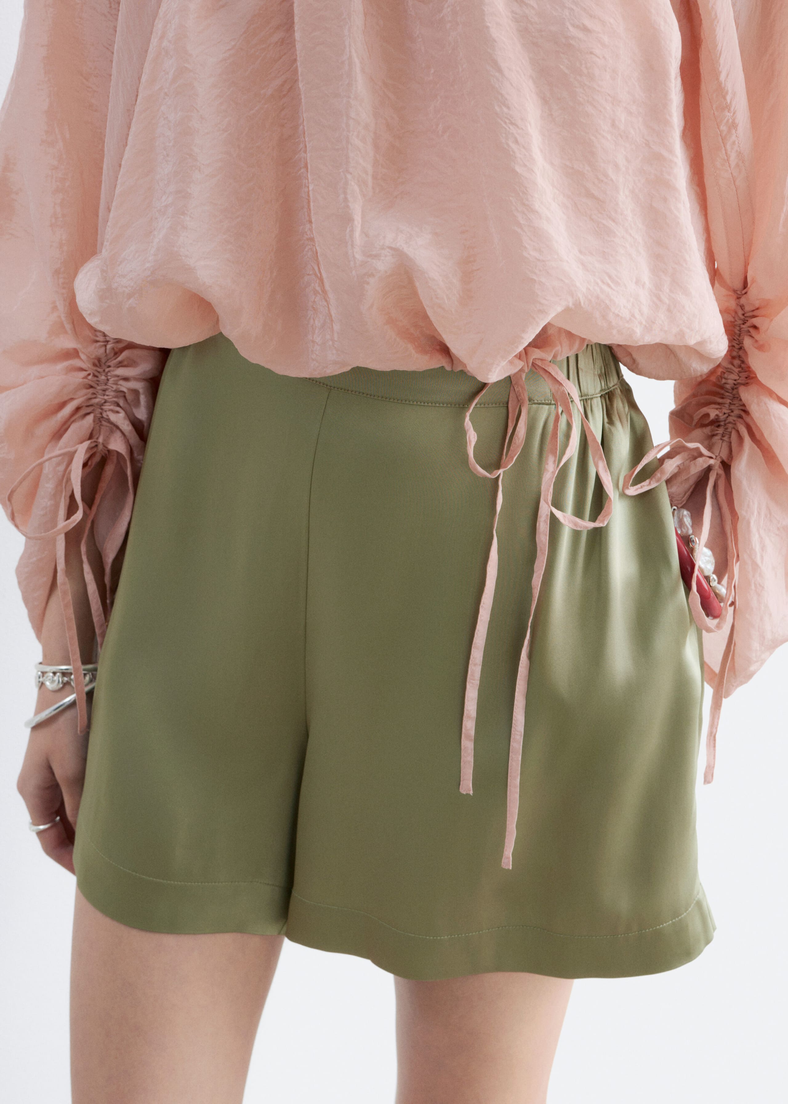 Dra-på-shorts i satin – Ljusgrön – lookbook