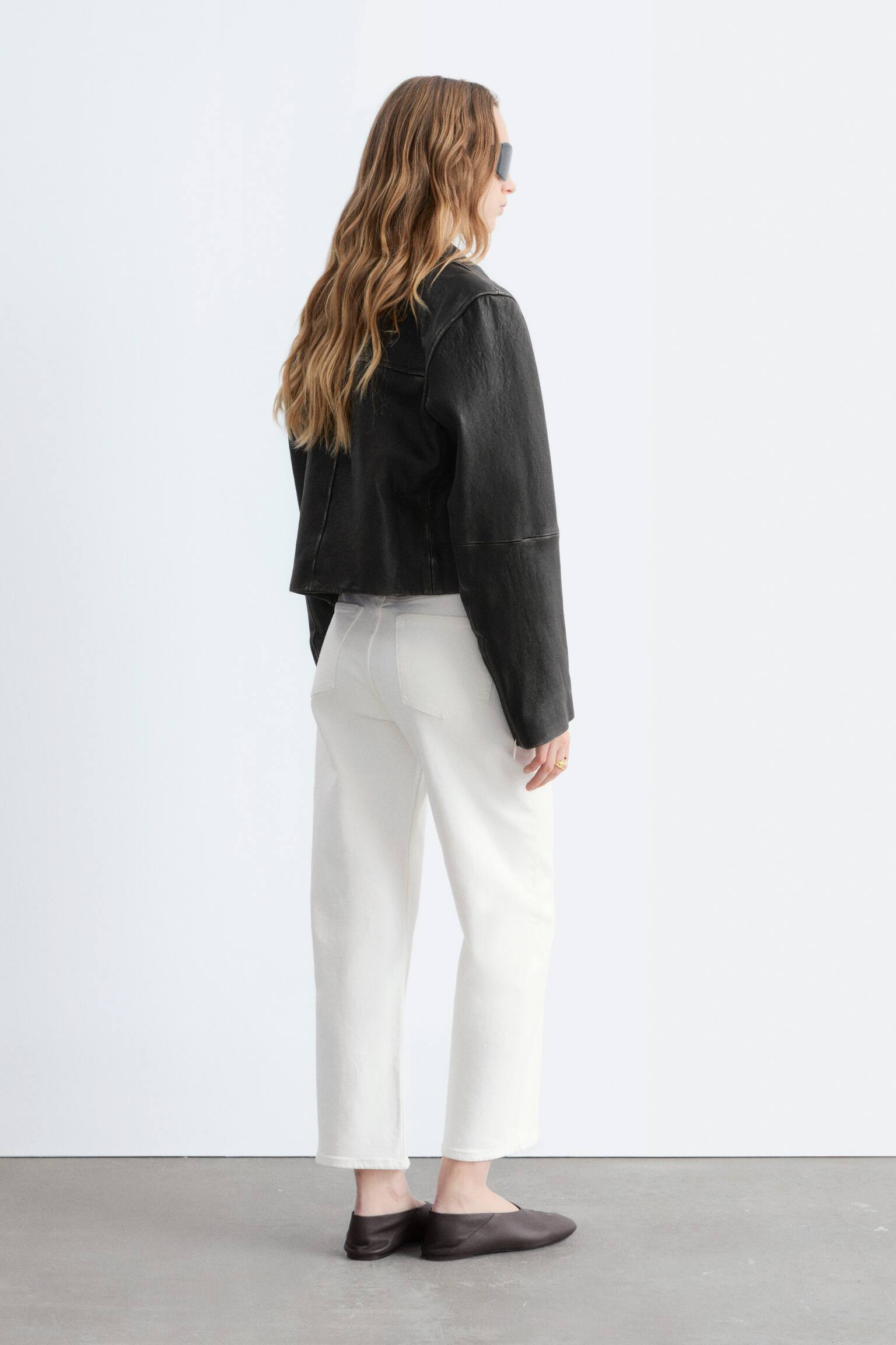 Verkürzte Jeans mit weitem Bein - Weiß/Mittelblau/Hellblau/Schwarz - 6